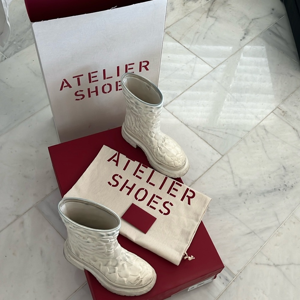 Valentino snow boots Sz 35 White.